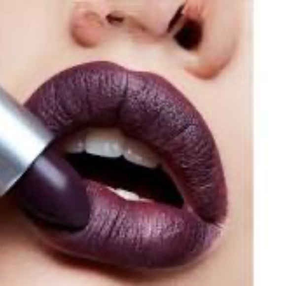 M·A·C “Smoked Purple” Silky Matte Lipstick - Picture 3 of 6
